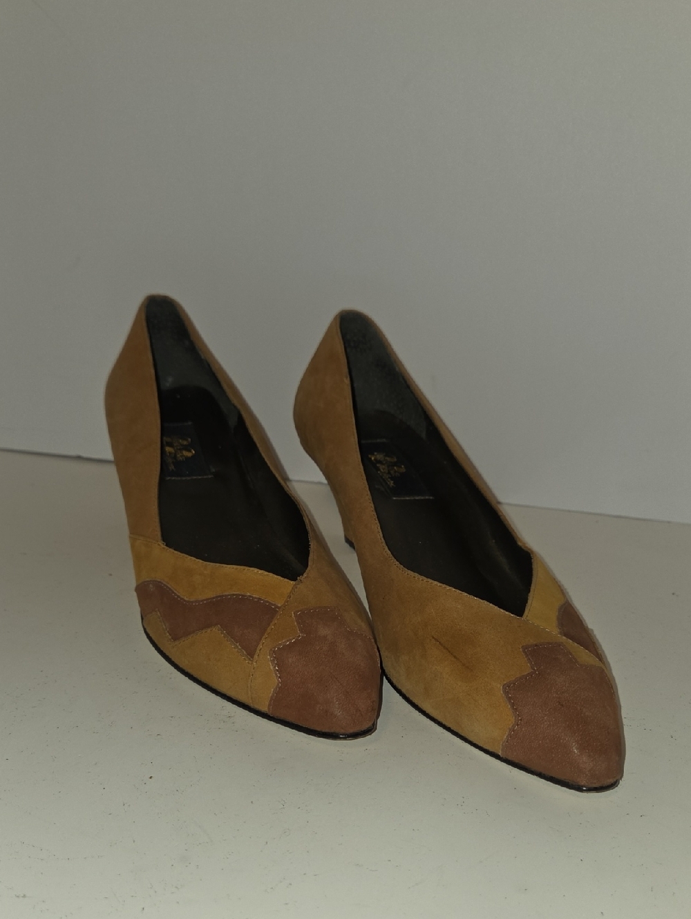 Vintage 22 Park Lane Tan Suede Pointed-Toe Pumps Scalloped Detail Size 9B